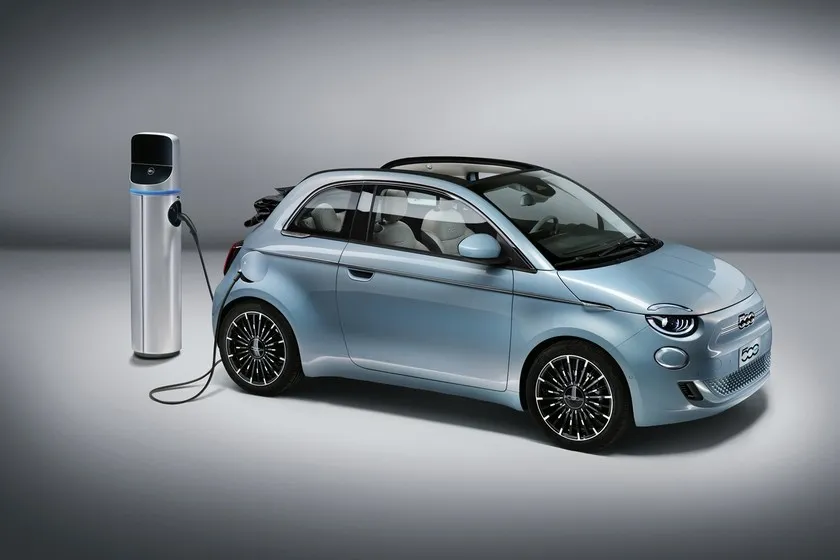 Fiat 500e conectado a un cargador