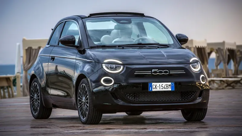 Fiat 500e cabrio con la capota abierta