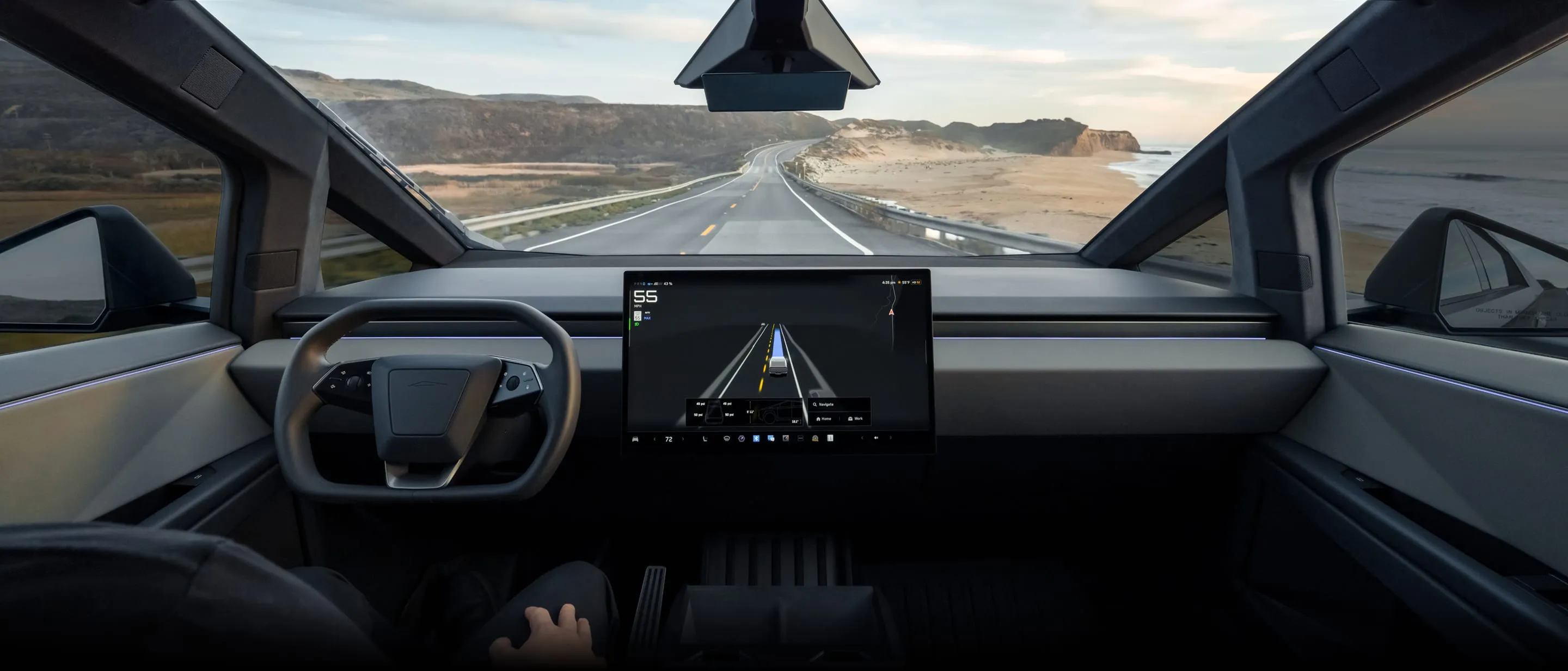 Vista interior de un Tesla con el carril y la ruta visualizados en la pantalla, en carretera