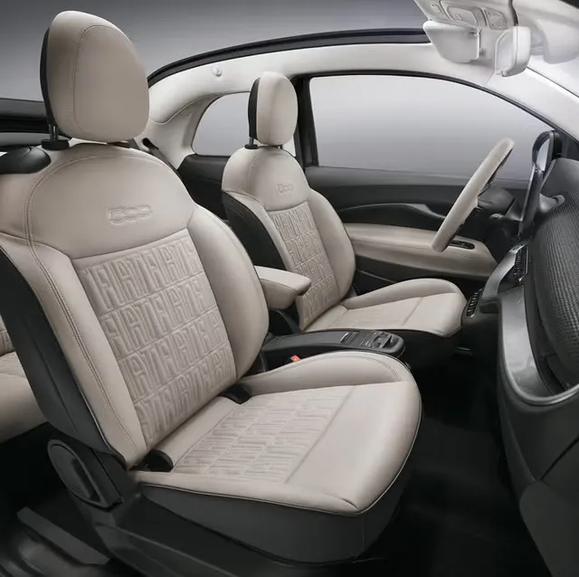 Interior del Fiat 500e con asientos claros y relieve FIAT