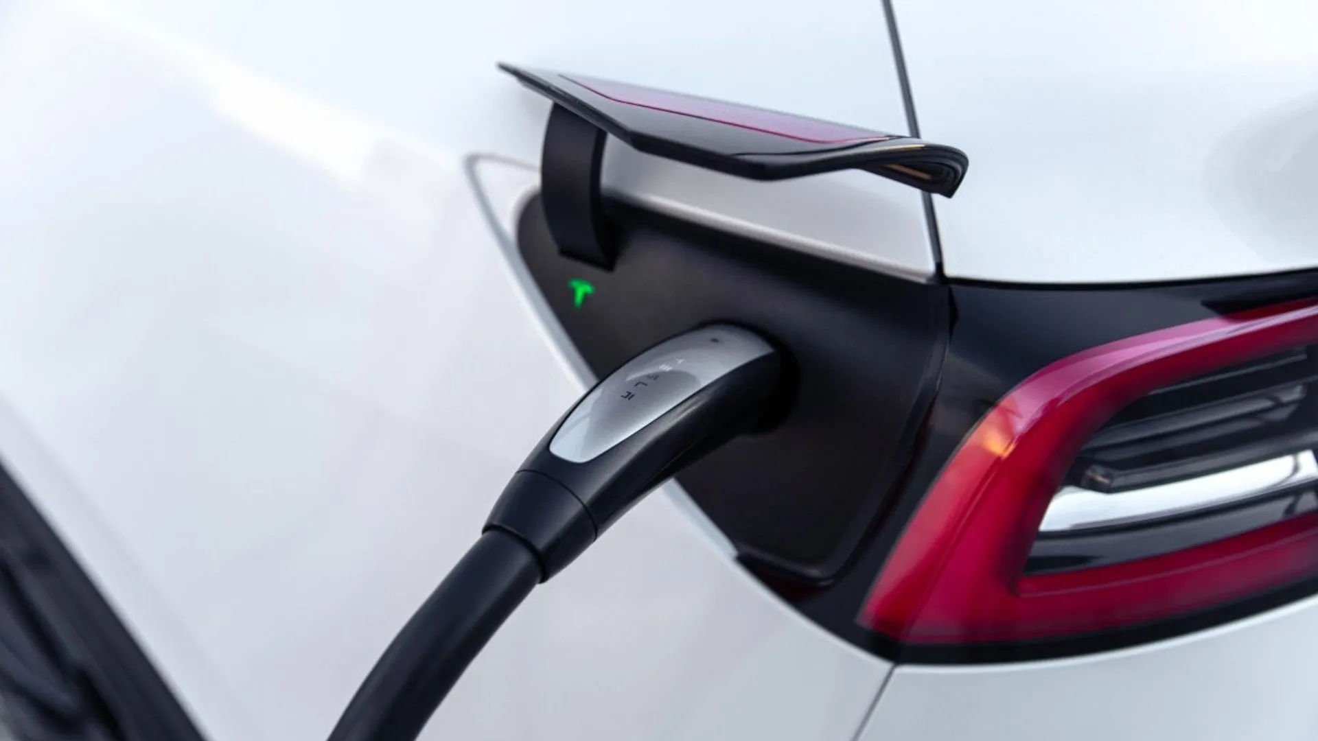 Puerto de carga de un Tesla