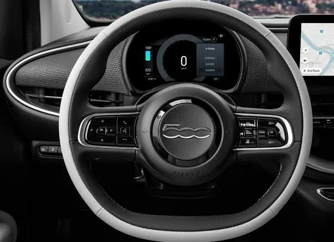 Volante y tablero digital del Fiat 500e